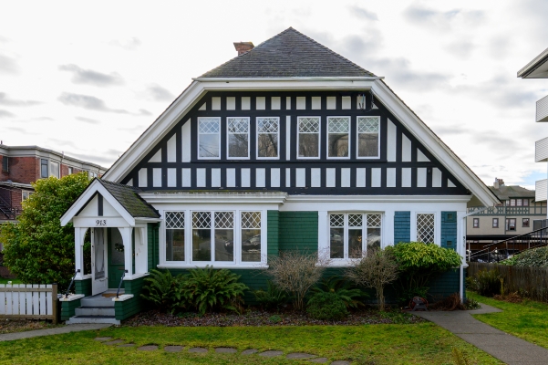 911 Burdett Av, Victoria BC