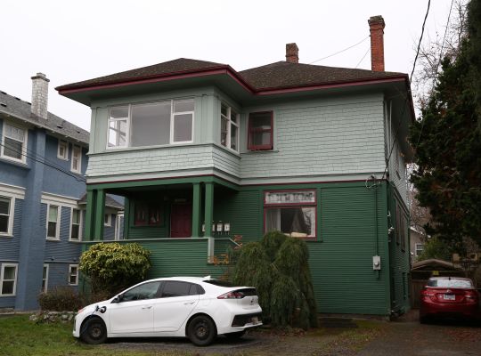1537 Gladstone Av, Victoria BC