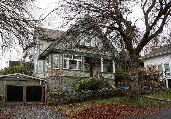 1609 Gladstone Av, Victoria BC