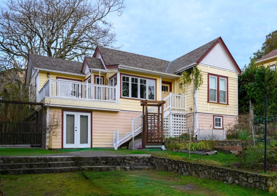 216 Memorial Cr, Victoria BC