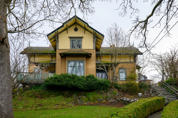 601 Su'it St, Victoria BC