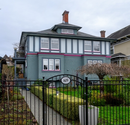 609 Su'it St, Victoria BC