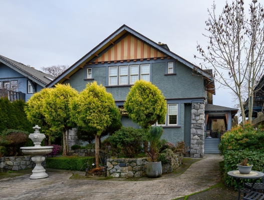 621 Su'it St, Victoria BC